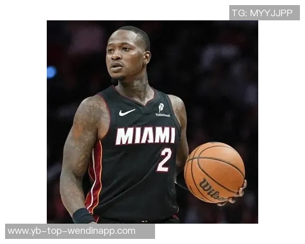 美媒发布AI合成图罗齐尔庭审前手铐黄蜂连帽衫造型引关注